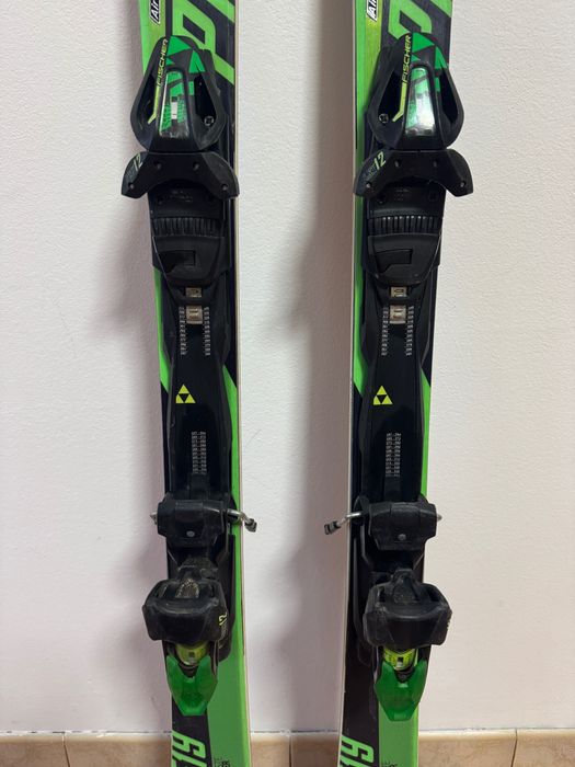 Vând schiuri Fischer