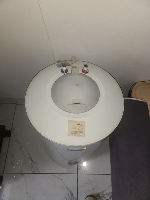 Vând boiler electric 80 l