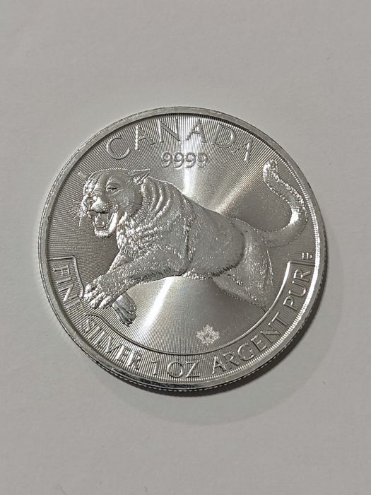 Сребърни монети и сребърен юбилен герб Елизабет 2