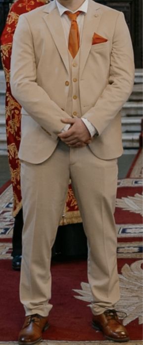 Бежов костюм с оранжеви елементи