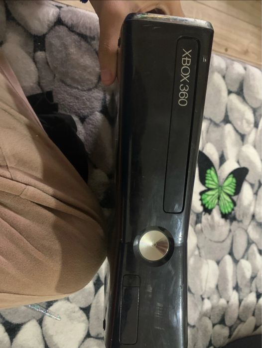 XBOX 360 (pret negociabil)
