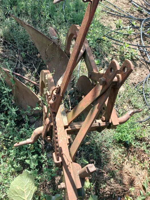 Vând plug agricol cu 2 cormane, adus