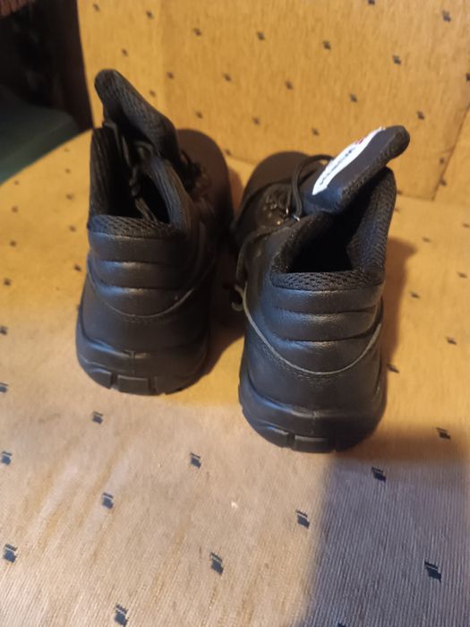Работни обувки със метално бомбе.