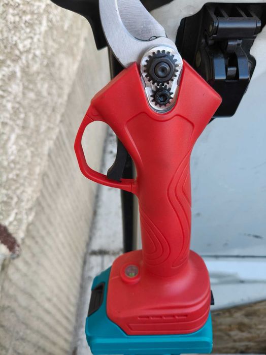 Foarfeca electrica 2 acumulatori 48v 8ah+extensie 2m,Campion Ural!