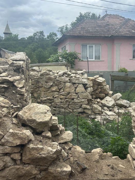 Vând piatră naturală din demolare – piatră pentru ziduri, garduri și amenajăr