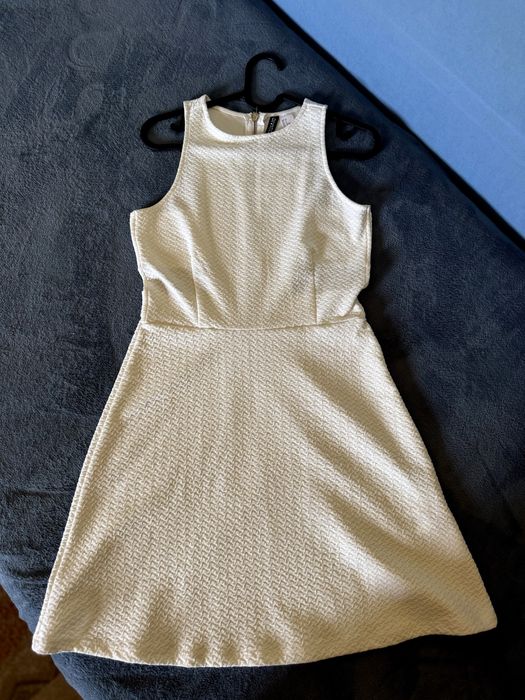 Бяла рокля с изрязани детайли H&M