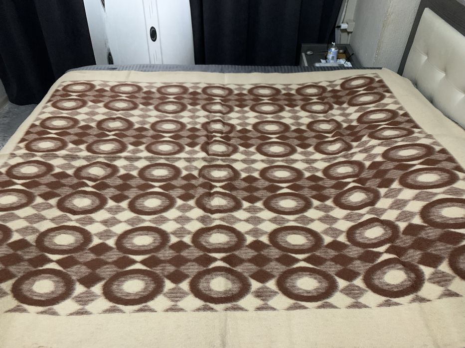 Два броя чисто нови вълнени одеяла