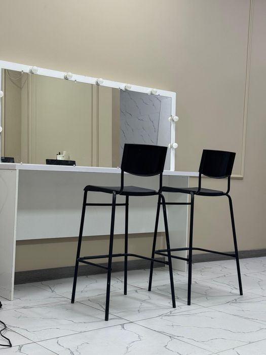 Продам визажный стол с стульями