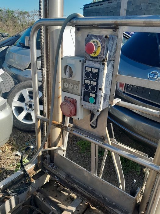 Продавам товарен асансьор