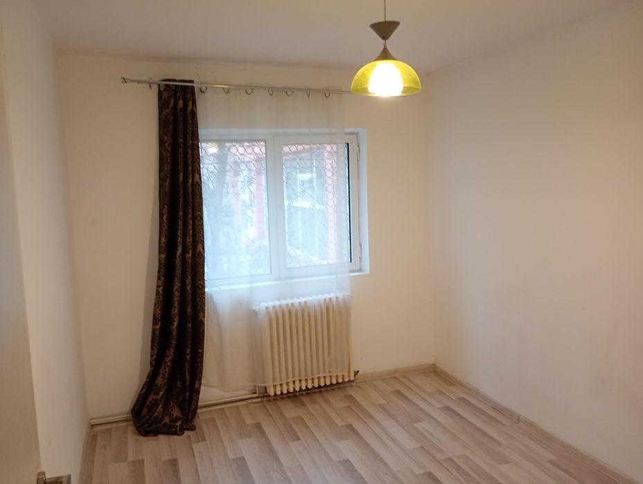 Apartament 3 camere decomandate parter langa starea Civila