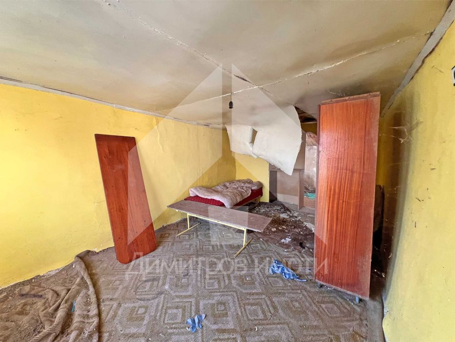 Продава къща с 2 дка двор в с. Караманите, общ Вълчи дол (обл. Варна).