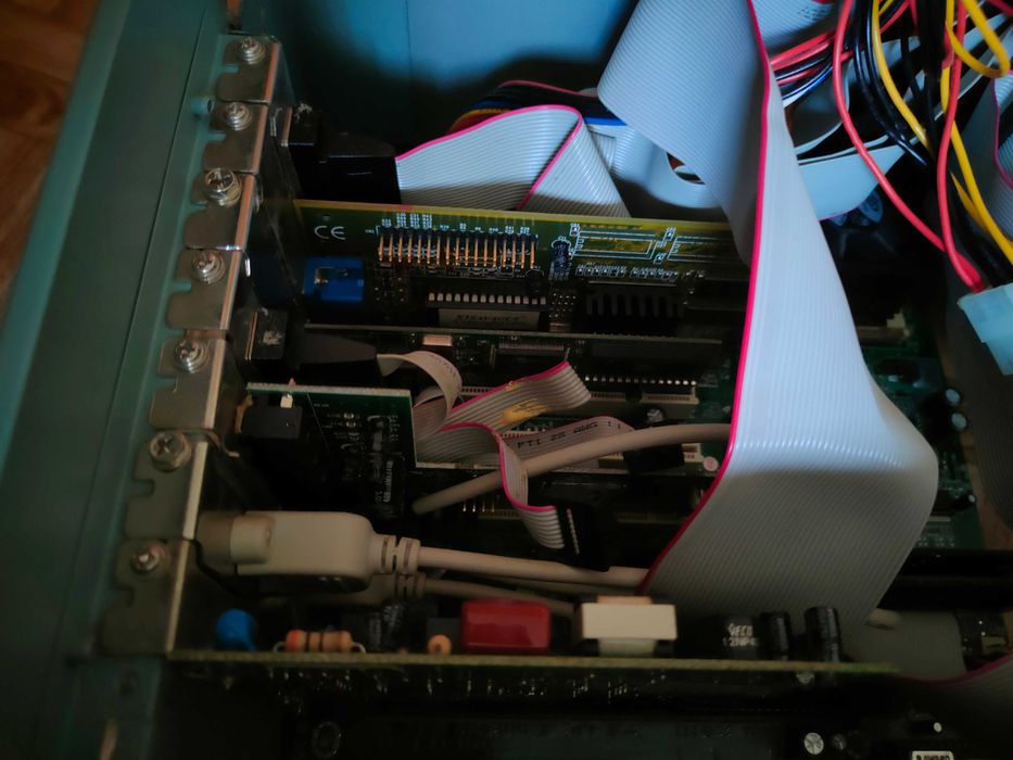 Продавам стационарен компютър с монитор, тонколони, мишка и клавиатура