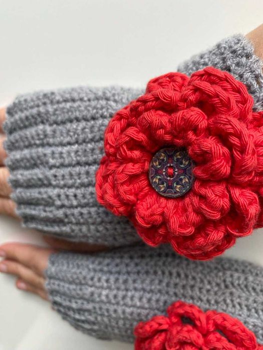 Manusi crosetate, gri, cu floare, fara degete