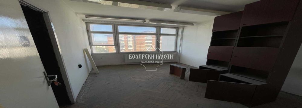 Етаж от административна сграда с 14 офиса