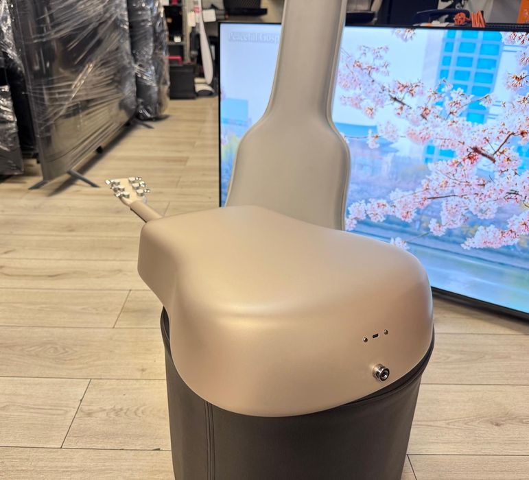 Amanet F28 : Chitară electro-acustică  Lava ME 4  Carbon 38" Airflow Bag NOU