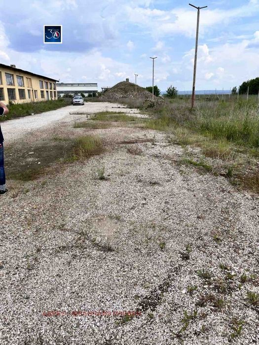 Склад в Плевен, област-гр.Тръстеник площ 2487 цена 485000