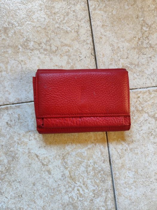 Продавам червено дамско портмоне естествена кожа