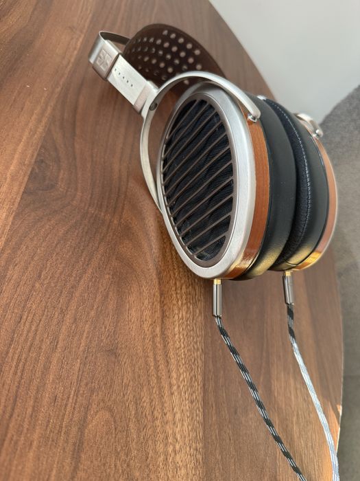 Hifiman HE1000 V2 cu doua cabluri balanced