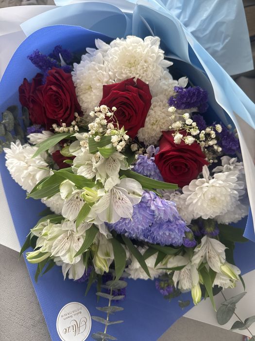 Түрлі букеттер бар