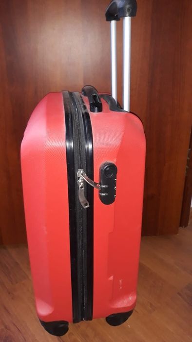 Чемодан на 2 -х колёсиках.