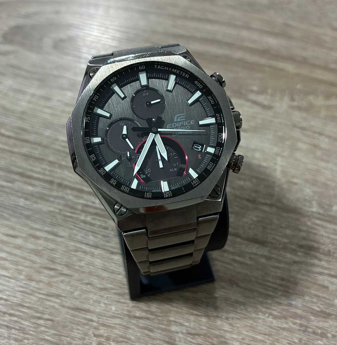 Часовник Casio edifice EQB-1100