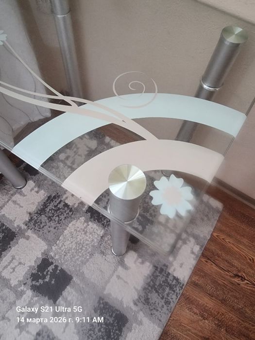 Стол стеклянный кухонный