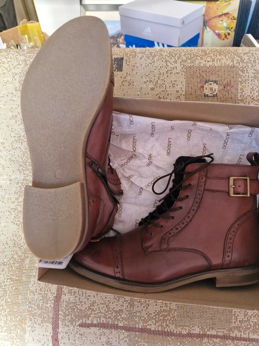 Продават се нови дамски боти ''Lasocki''