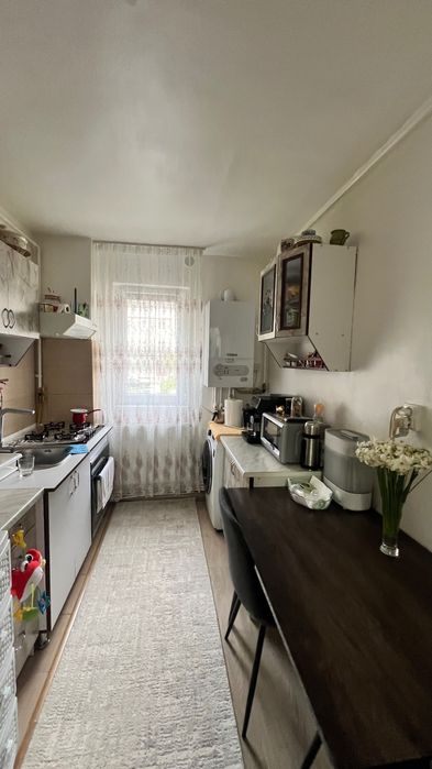 Vând apartament cu două camere în 8 Martie +garaj+ parcare în fața blocului