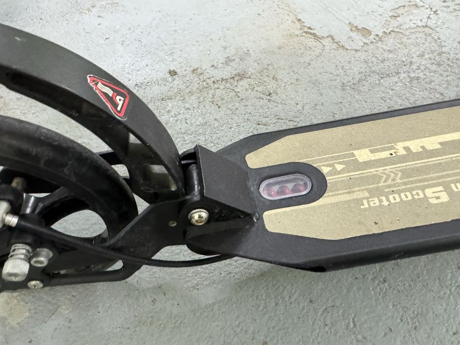 Самокат с двумя амортизаторами