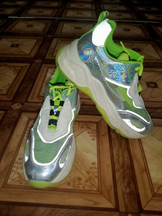 Кроссовки женские