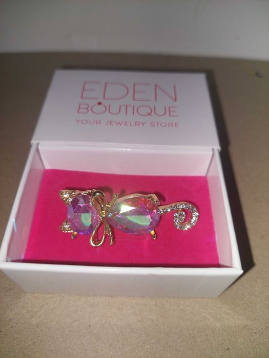 Brosa pisica cu strasuri mov in cutie cadou eden boutique