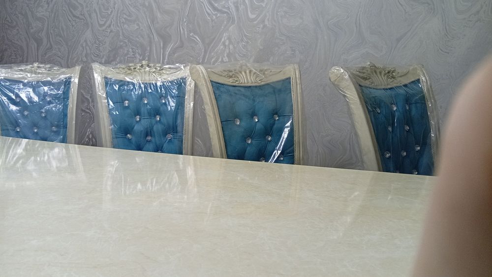 Mehmonxona uchun stol sutul