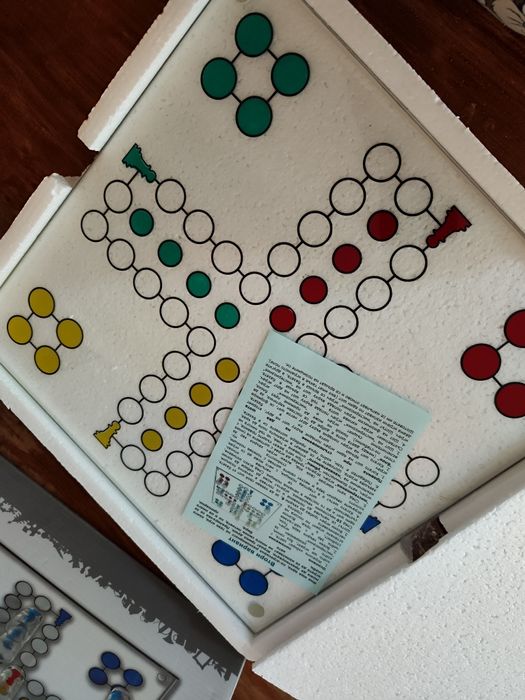 Парти игра с чаши за шот Не се сърди човече