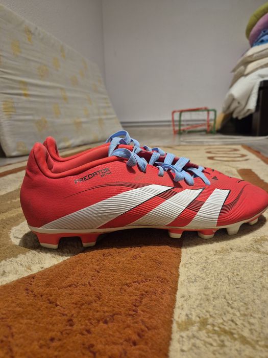Adidas Predator pe rosu pentru fotbal cu cranpoane