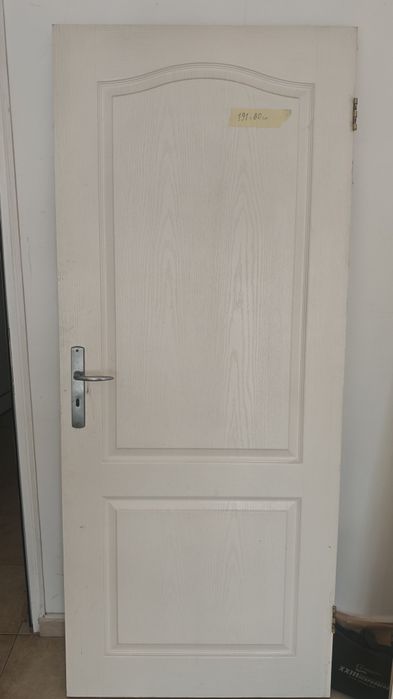 Интериорни врати с дръжки и брави