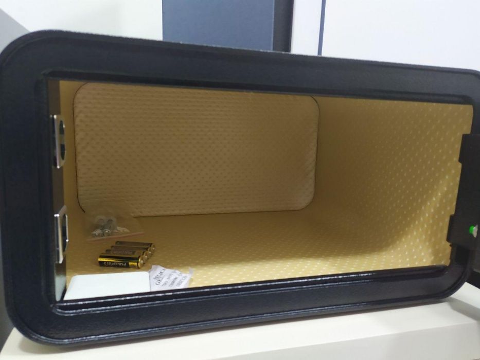 Сейф с кодовым замком, со встроенной сигнализацией.