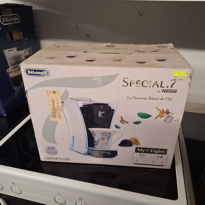 Кафе машина Delonghi Magnifica Evo  + подарък машина за чай Delonghi