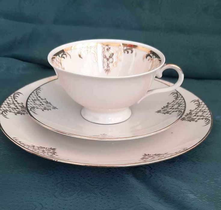 Френска сувенирна бутилка с мини чашки и троен сет от костен порцелан