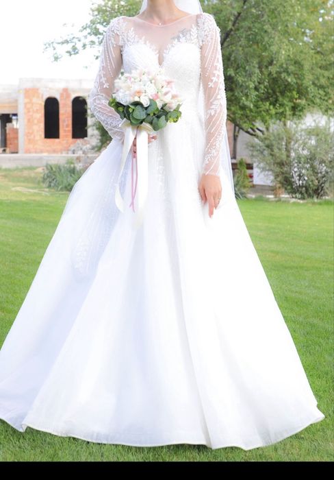 Rochie de mireasa+ Costum barbatesc– 1.200 LEI AMBELE