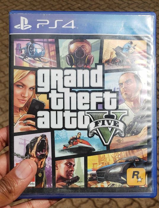 Плейстейшън 4 с 2 игри Gta5 и FIFA22 със един джойстик