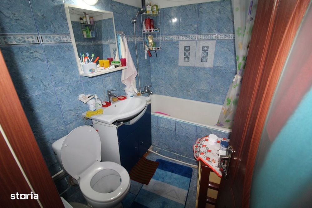 Vând apartament 3 camere în Hunedoara, zona Micro3-Profi, etaj 2..