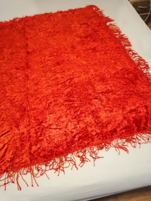 Продавам две кувертюри и две покривки