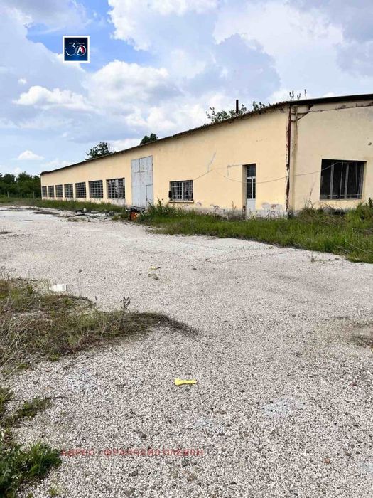 Склад в Плевен, област-гр.Тръстеник площ 2487 цена 485000