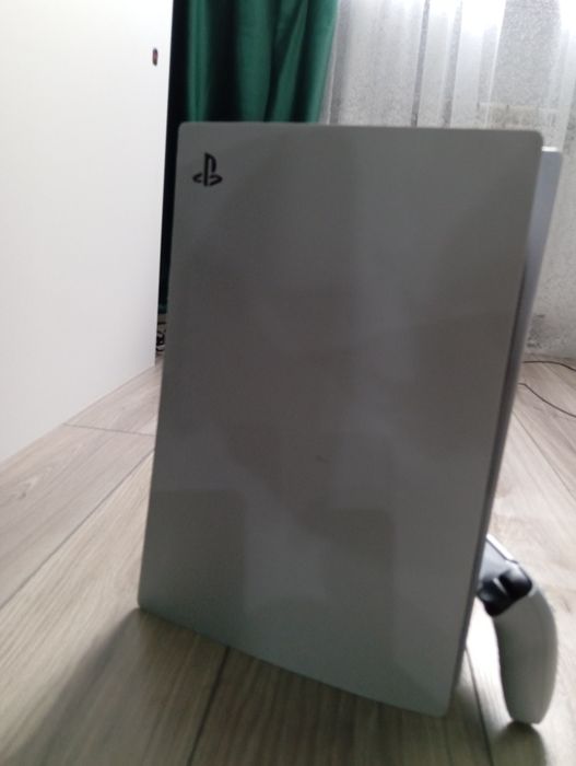 Прадаётся плейстейшин 5