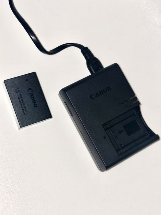 (SET) Cameră foto Canon R50 fotografi/vlogging/content + 2 obiective