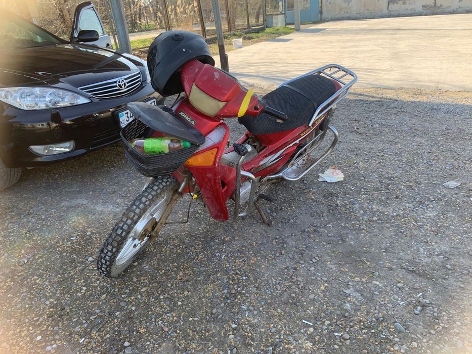 Мопед на ходу тұр