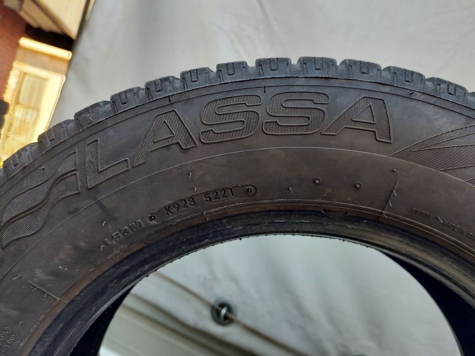 Продавам 2 зимни гуми 205/65/16 С бус Lassa