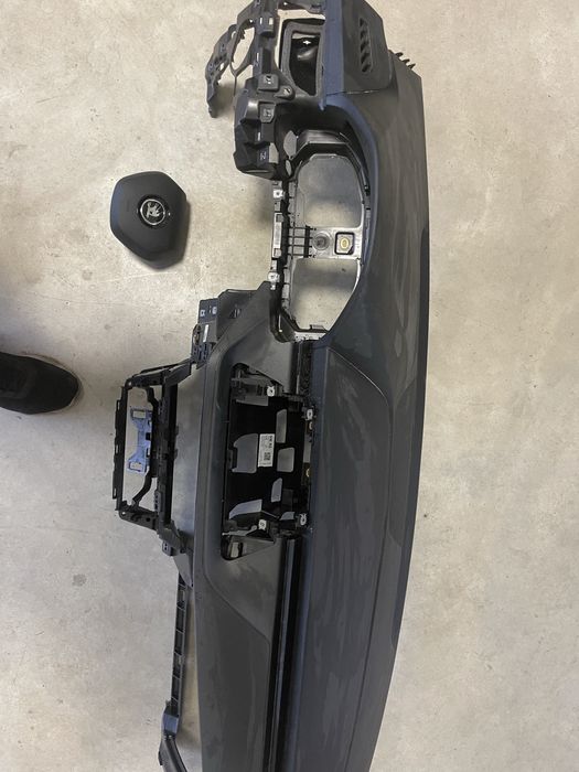 Продавам табло с двата airbag-а за Škoda Scala Kamiq