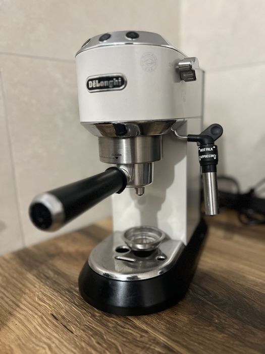 Espressor manual Delonghi Dedica alb