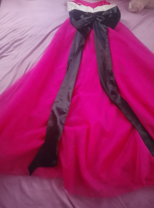 Rochie de prințesă de culoare roz, perfectă pentru ocazii speciale. Fabricată din materiale de calitate, această rochie adaugă un aer regal